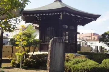 <p>Like a typical Japanese temple, a rokkakudo (the hexagonal wooden temple building) stands in Ryuun-in.</p>