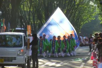 <p>Each group is preceded by truck, which plays the music. Here, one group prepares to start their dance. &nbsp;</p>