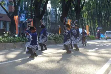 <p>The parade along Jozenji-dori is a great chance to see many different groups perform - go early for a good spot</p>