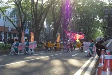 <p>Despite having to perform several times while moving along Jozenji-dori, every group put just as much energy into their last performance as their first.</p>