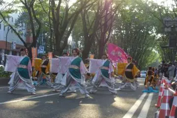 <p>Larger groups can have alternating choreography to give a varied and energetic dance</p>