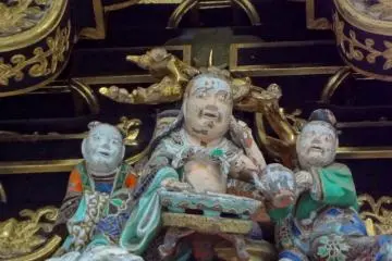 A scene where the King of Shu is listening to a petitioner, even while washing his hair