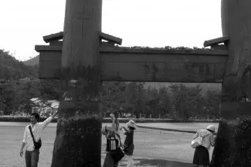 <p>Tourists at the torii</p>