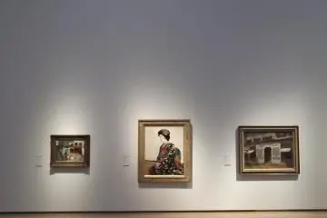 <p>The exhibition rooms are spacious and restful</p>