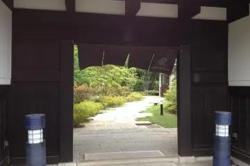 Entering the inner courtyard