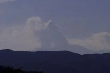 <p>Erupting Mt.&nbsp;Ontake&nbsp;Seen from the Shrine at&nbsp;Torii Pass.</p>