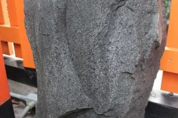 아직 시라카와에 다리가 놓여 있지 않았을 무렵, 옆의 타츠미바시에 너구리가 살고 있었으며, 게이샤들이 너구리에 속아 자주 강물을 건너갔다고 하는 옛 이야기가 있다. 너구리가 장난을 치지 않도록 사당에 기원했을때, 너구리의 장난은 없어졌다고 한다. 그래서 이 '타츠미 다이묘진'에는 너구리신이 모셔져 있다