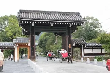 이 문을 통과하면 정면에 국보 '삼문'이 보인다