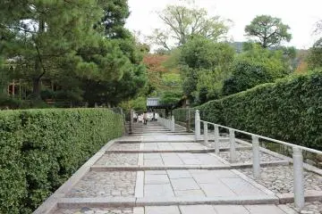 삼문 오른쪽의 석첩의 완만한 계단을 오르면 삼문 옆이 보인다