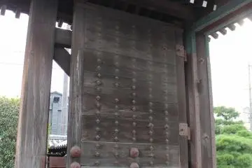 폐문은 의외로 빨라 오후 4시 반에 닫힌다. 그러니까 안쪽의 묘소는 4시경에는 다 보고 내려와야 한다