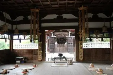 경당에서 치온인 원어묘를 임한다. 저쪽의 어묘에 호넨의 유골이 봉안되어 모셔져 있다
