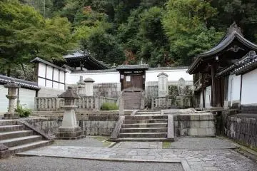 긴 석단을 오른 근처