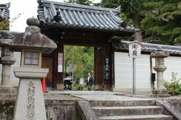 상단의 산문. 창건 당시의 치온인은 이 근처뿐이었다