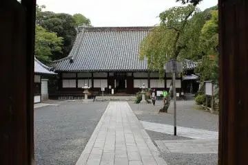 산문 안에서 세지당을 임하다. 지금의 세지당은 현쿄로쿠 3년(1530)에 재건된 것으로 치온인의 최고의 건축물
