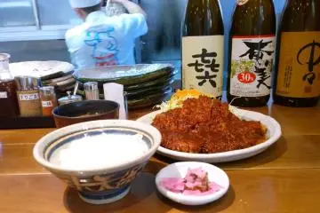 <p>วาราจิ ทงคัตสึ (Waraji Tonkatsu) เซ็ตเมนูยอดนิยมประจำร้านที่เสิร์ฟมิโซะคัตสึจานใหญ่พร้อมข้าวสวยญี่ปุ่นที่เติมได้ไม่อั้น และผักดอกอันเป็นเครื่องเคียงสูตรเด็ดของทางร้านที่ช่วยให้การทานมิโซะคัตสึนั้นอร่อยขึ้นทีเดียว</p>