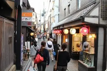 폰토쵸는 산죠도리의 한길로만 남쪽에서 욘죠도리까지 통하는 카모가와에 따른 남북 500여m에 걸친 좁은길의 명칭이다