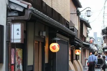 이 땅에 미즈차약 처음 생긴 것은 쇼토쿠 2년(1712) 무렵이라고 하며, 처음에는 타카세가와를 오르내리는 타카세부네의 뱃머리와 여객 목적의 여인숙 집들이 다립녀를 두고 있었다