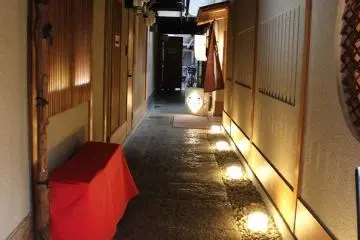 막부 말기에 근황과 사바쿠로 나뉘어 항쟁한 지사들이 쫓겨나 이 골목에 숨어 있거나 매복하였다고 한다