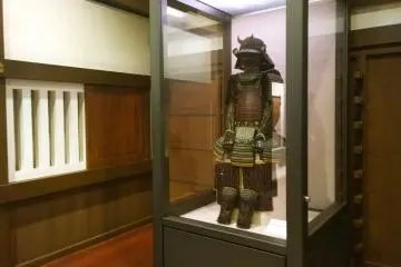 <p>ชุดเกราะซามุไรอันเป็นสมบัติล้ำค่าในอดีตซึ่งเครื่องแต่งกายของนักรบนี้ถูกจัดแสดงไว้อย่างดีเยี่ยมภายในปราสาทนาโกย่าให้เราได้เห็นความยิ่งใหญ่ในอดีตของปราสาทแห่งนี้ได้เป็นอย่างดี</p>
