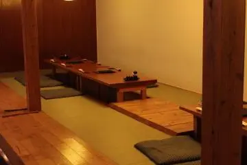 테이블 마다 칸막이는 없다