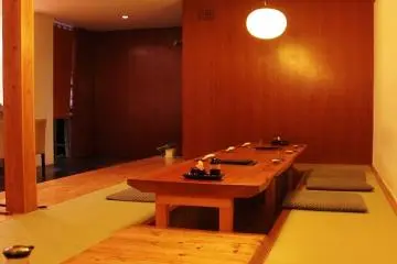 조명이 강해서 요리의 색이 알기 힘든것이 조금 곤란하다