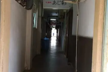 <p>Entrance to multiple drinking places</p>