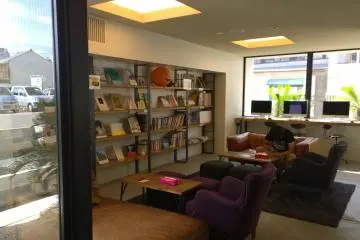 <p>โซนพักผ่อน Library Space นั้นเป็นสิ่งประทับใจแรกที่เราจะได้เจอ เก้าอี้นั่งสบายดีไซน์สวย พร้อมชั้นวางหนังสือที่เต็มไปด้วยหนังสือเก๋ๆ มากมายไว้ให้นั่งอ่านชิลล์ๆ พร้อมโซนอินเตอร์เน็ตที่บริการฟรีให้กับแขกที่มาพักทุกคนด้วย</p>