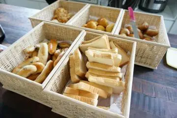 <p>(รูปจาก PIECE HOSTEL KYOTO) ขนมปังตลอดจนเบเกอร์รี่หลากหลายชนิดที่เสิร์ฟให้เลือกอร่อยกันได้แบบไม่จำกัดในมื้อเช้าของโฮสเทล</p>
