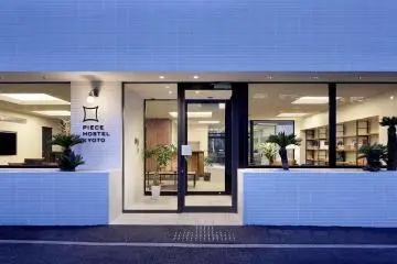 <p>(รูปจาก PIECE HOSTEL KYOTO) ภาพสวยๆ ของด้านหน้าทางเข้าโฮสเทลที่บ่งบอกถึงการออกแบบตกแต่งที่ยอดเยี่ยมมีไสตล์</p>