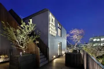 <p>(รูปจาก PIECE HOSTEL KYOTO) อีกมุมของโซนพักผ่อนเก๋ๆ กลางแจ้งด้านบนโฮสเทลในยามพลบค่ำ ซึ่งถูกจัดแสงไว้อย่างสวยงาม เป็นมุมโรแมนติกที่น่าหลงใหลทีเดียว</p>