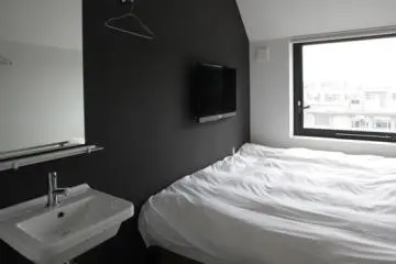 <p>(รูปจาก PIECE HOSTEL KYOTO) มาดูบรรยากาศภายในห้องกันบ้าง นี่เป็นห้องเดียวส่วนตัว (Private Room) กับเตียงแสนนุ่มสบายในเกรดพรีเมี่ยม</p>