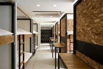 <p>(รูปจาก PIECE HOSTEL KYOTO) ส่วนมุมนี้เป็นภาพถ่ายของบรรยากาศห้องนอนรวม (Dormitory Room) ที่ได้รับการออกแบบอย่างมีสไตล์ และสะอาดสะอ้านน่าพัก</p>