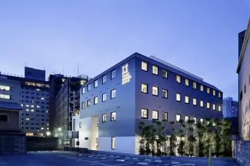 <p>(รูปจาก PIECE HOSTEL KYOTO) ปิดท้ายกันด้วยรูปถ่ายสวยๆ ของโฮสเทลในระยะไกลที่ให้เราเห็นตึกเก๋ทั้งตึกซึ่งได้รับการออกแบบอย่างดีมีเอกลักษณ์ โดดเด่นทามกลางชุมชนน่าอยู่ของเกียวโตที่เป็นอีกหนึ่งเสน่ห์น่ามาเยือนของโฮสเทลแห่งนี้ด้วย</p>