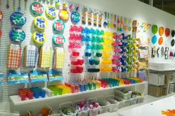 <p>ผลิตภัณฑ์หลากหลายดีไซน์ สินค้าหลากหลายสีสัน เรียงรายอย่างมีชีวิตชีวา ซึ่งการจัดร้านให้สวยเก๋น่าช้อปนี้เป็นหัวใจหนึ่งของ ASOKO เลยทีเดียว</p>
