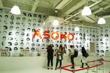 <p>ขนาดเค้าเตอร์แคชเชียร์คิดเงินก็ยังเก๋ขนาดนี้ สมแล้วที่ ASOKO จะเป็นนัมเบอร์วันของร้านสะดวกเก๋ในญี่ปุ่น</p>