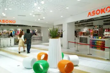 <p>ด้านหน้าทางเข้าร้าน ASOKO สาขา NU Chayamachi ที่ Umeda นั้นตกแต่งได้สวยเก๋ ทันสมัยน่าเข้า ภายในมีสินค้าดีไซน์สวยราคาย่อมเยาจำหน่ายมากกว่า 1,000 รายการ</p>