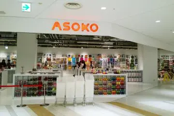<p>อีกมุมของร้าน ASOKO สาขา NU Chayamachi ที่ Umeda ที่จัดสินค้าได้เก๋น่าช้อป</p>