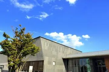 <p>Entrance of Fukui Prefectural Library...it looks like a museum or a concert hall!</p>