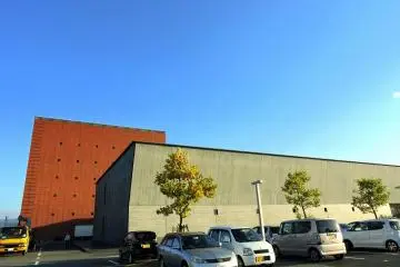 <p>There is a vast parking space for 400 cars, which is of course free!</p>