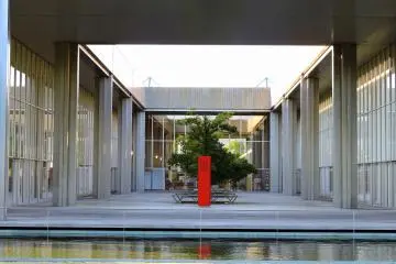 <p>In the courtyard of the library several benches are placed for visitors to sit, but nobody was enjoying this luxury!</p>