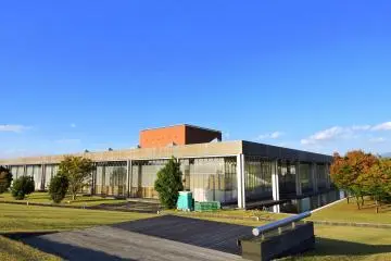 <p>Clear view of Fukui Prefectural Library in contrast with the blue sky</p>