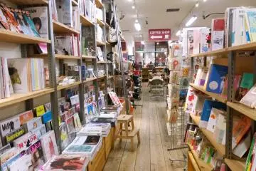 <p>ขึ้นชื่อว่าร้านหนังสือก็ต้องขายหนังสือเป็นหลัก แต่การจัดชั้นตลอดจนขายหนังสือนั้นให้บรรยากาศที่แตกต่างจากร้านหนังสือปกติทั่วไป บรรยากาศดีๆ เก๋ๆ นั้นทำให้เราอยากยืนอ่านและอยากซื้อหนังสือได้ดีเชียวล่ะ</p>