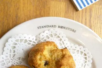 <p>หนึ่งในเมนูโปรดของผมที่ Standard Bookstore ก็คือ Homemade Scone ที่ทำสดใหม่ทุกวัน กรอบนอกนุ่มในนิ๊ดๆ ทานกับแยมก็อร่อยลงตัว หรือทานกับกาแฟก็อร่อยยอดเยี่ยม</p>