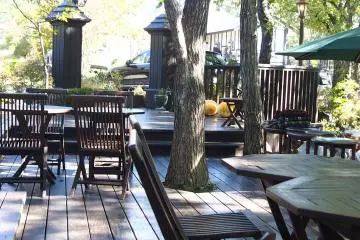 <p>Lots of seating outside</p>