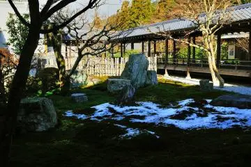 <p>Lingering snow in 'Rokudo Garden' (Garden of Commandments)</p>