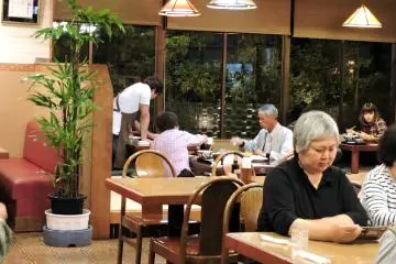 저녁시간에는 항상 붐빈다