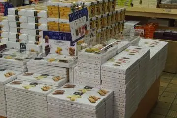 <p>Numerous stores sell local sweets, produce and gifts, so you don't need to go home empty handed</p>