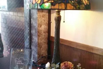 <p>Some decorations are simple, but striking and colorful</p>
