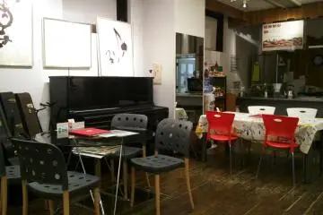 <p>There are also live music performances here sometimes &nbsp;</p>