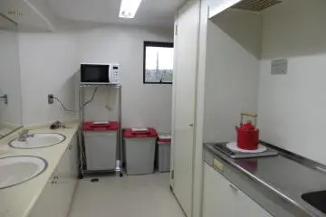 <p>A chaque &eacute;tage se trouve un (plusieurs pour le rez-de-chauss&eacute;e) espace kitchenette et ainsi que des sanitaires</p>